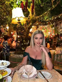 Stefanie escort in London